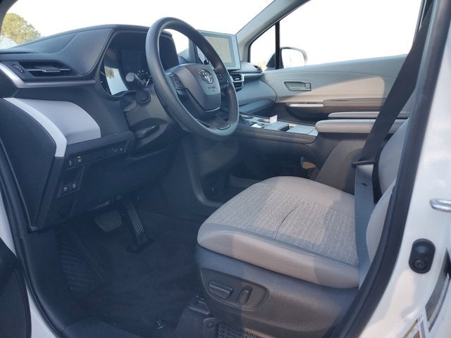 2025 Toyota Sienna LE