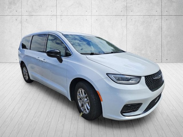 2024 Chrysler Pacifica Touring L's photo