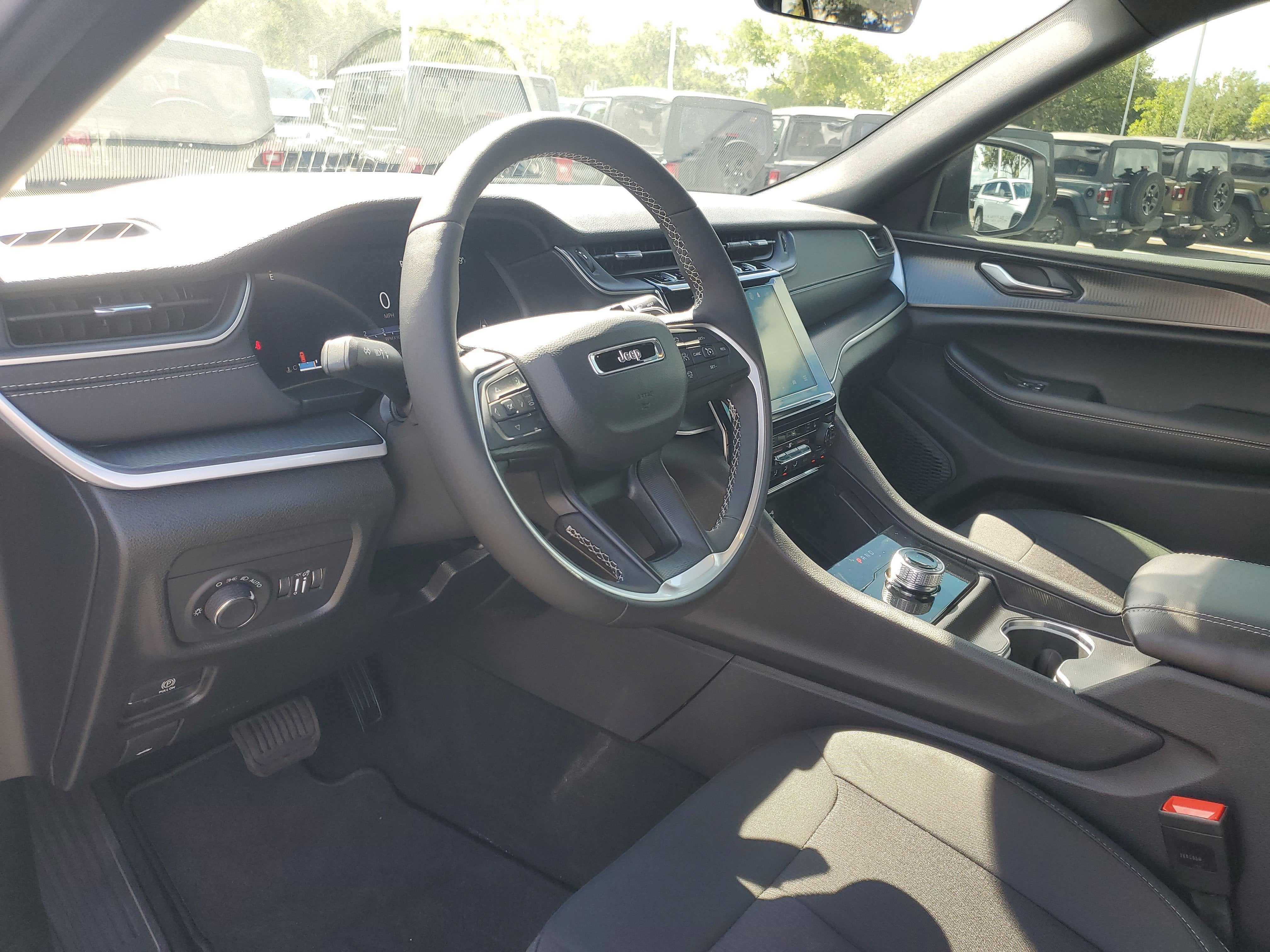 2025 Jeep Grand Cherokee Laredo