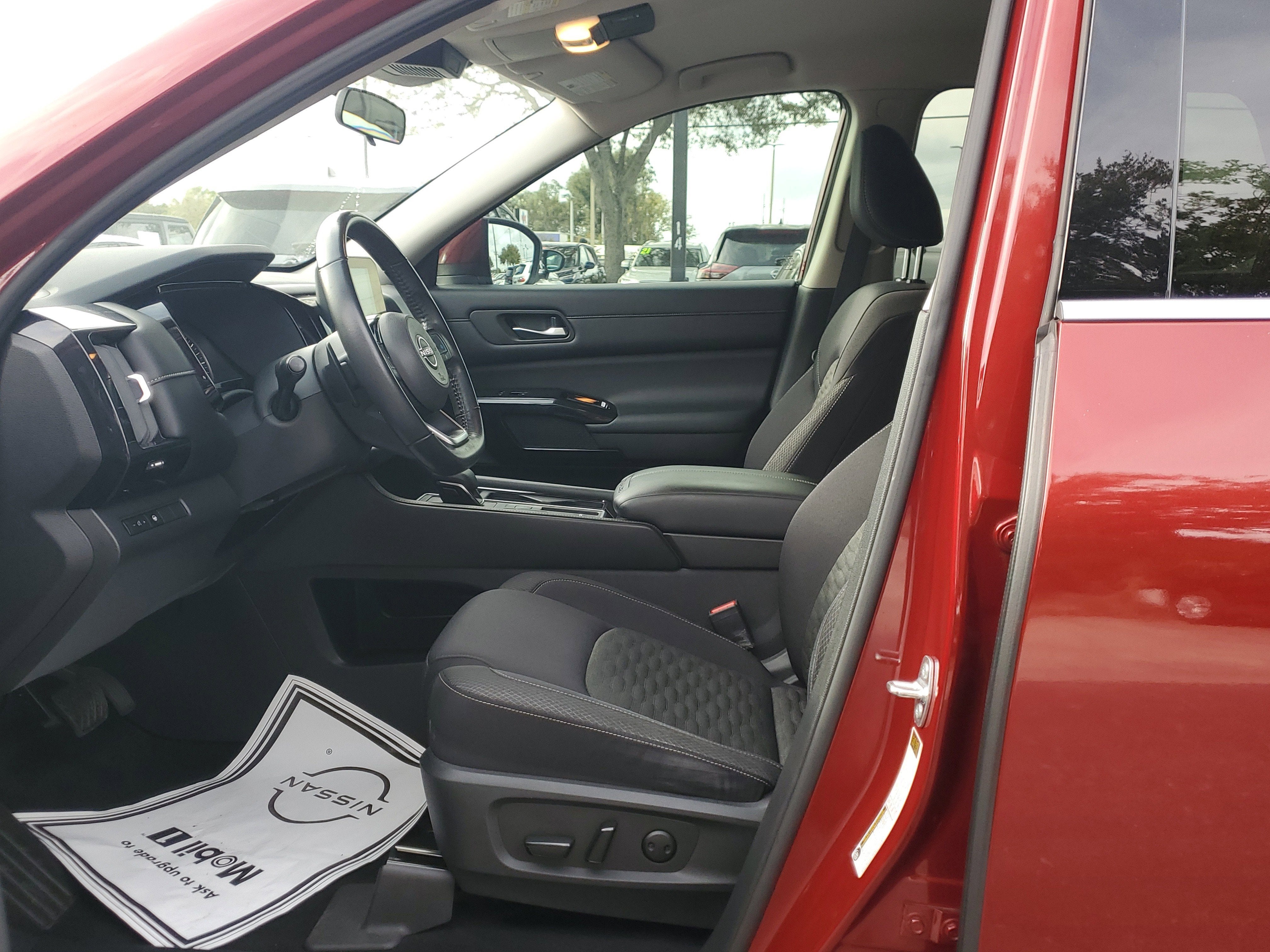 2022 Nissan Pathfinder SV