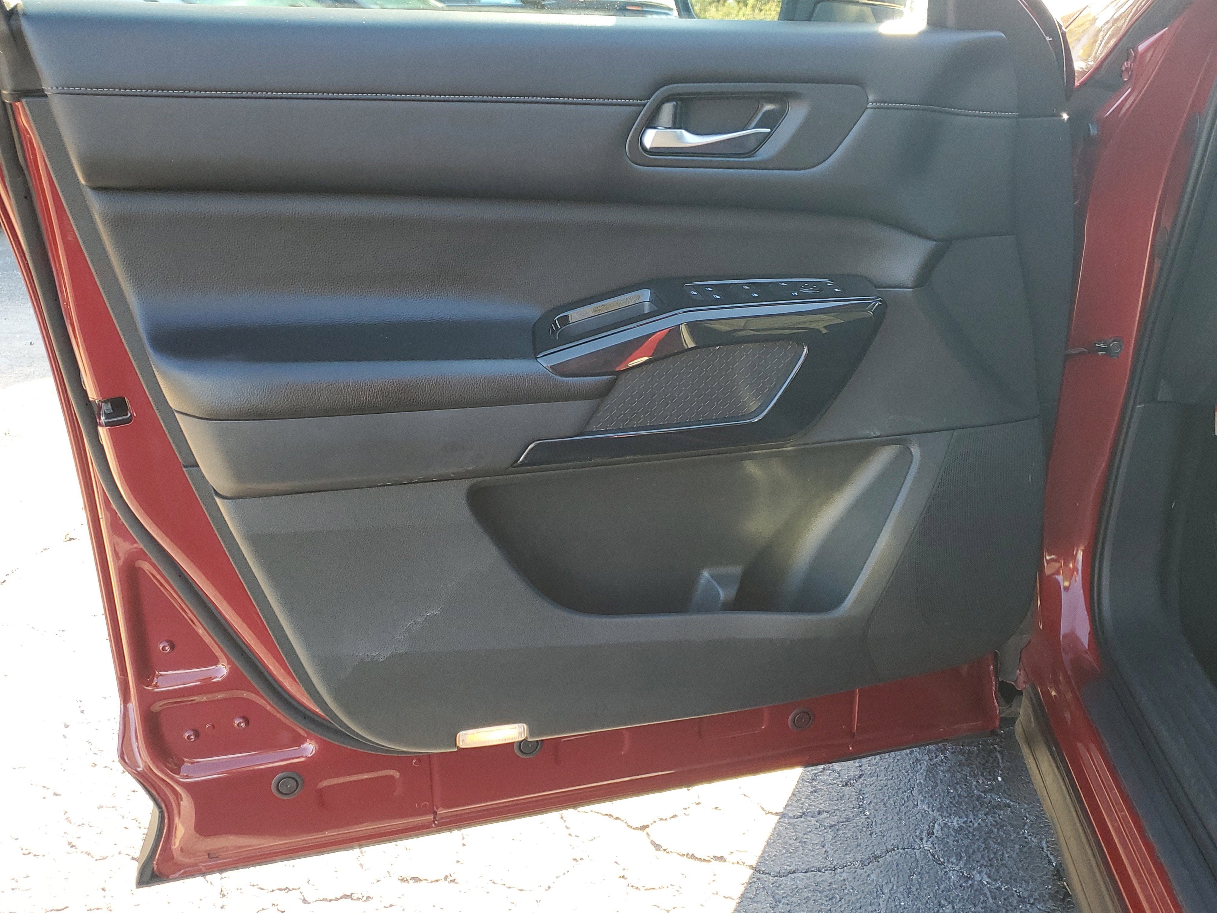 2022 Nissan Pathfinder SV