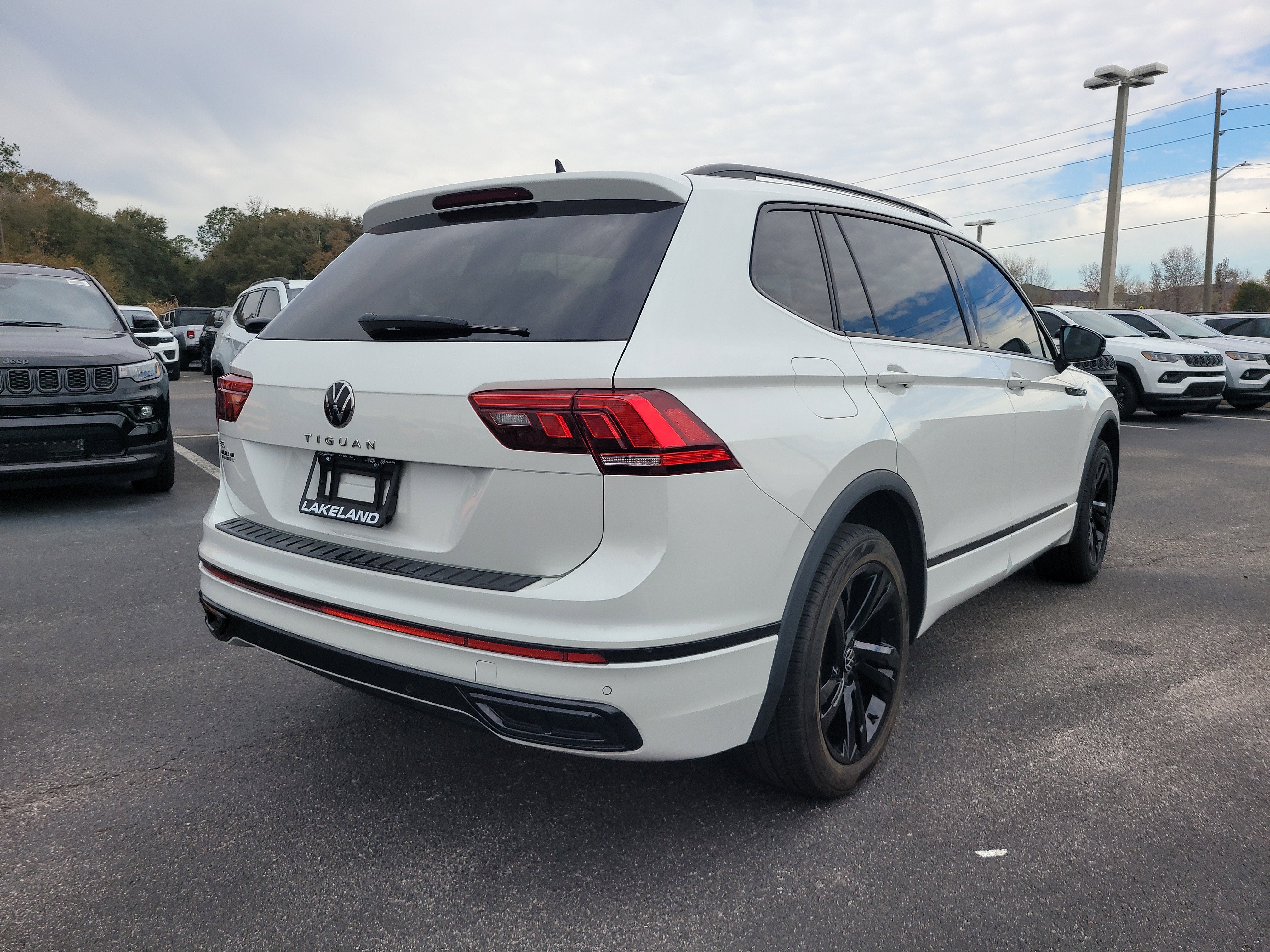 2023 Volkswagen Tiguan SE R-Line Black