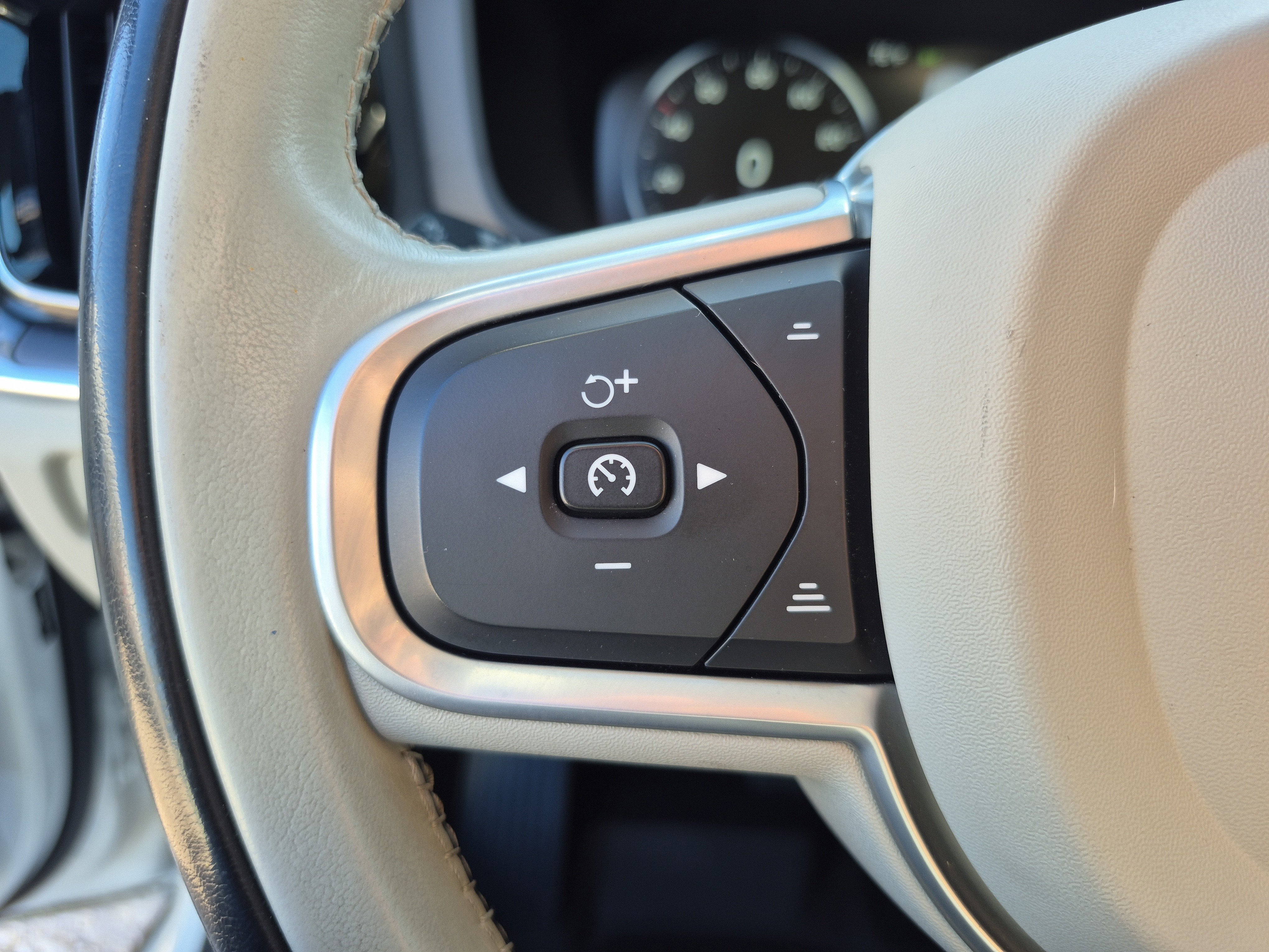 2020 Volvo V60 Momentum