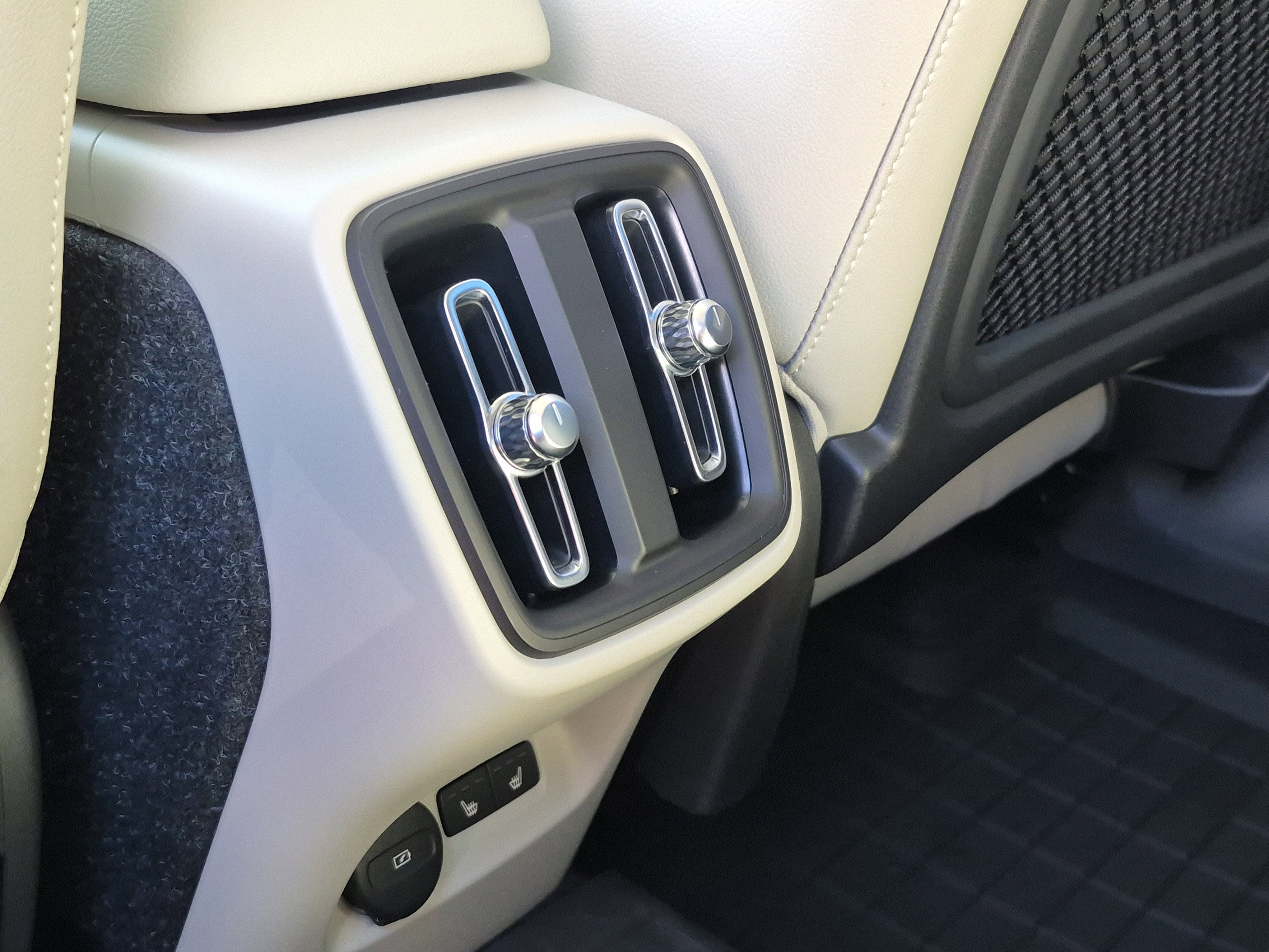 2023 Volvo XC40 Plus Dark Theme